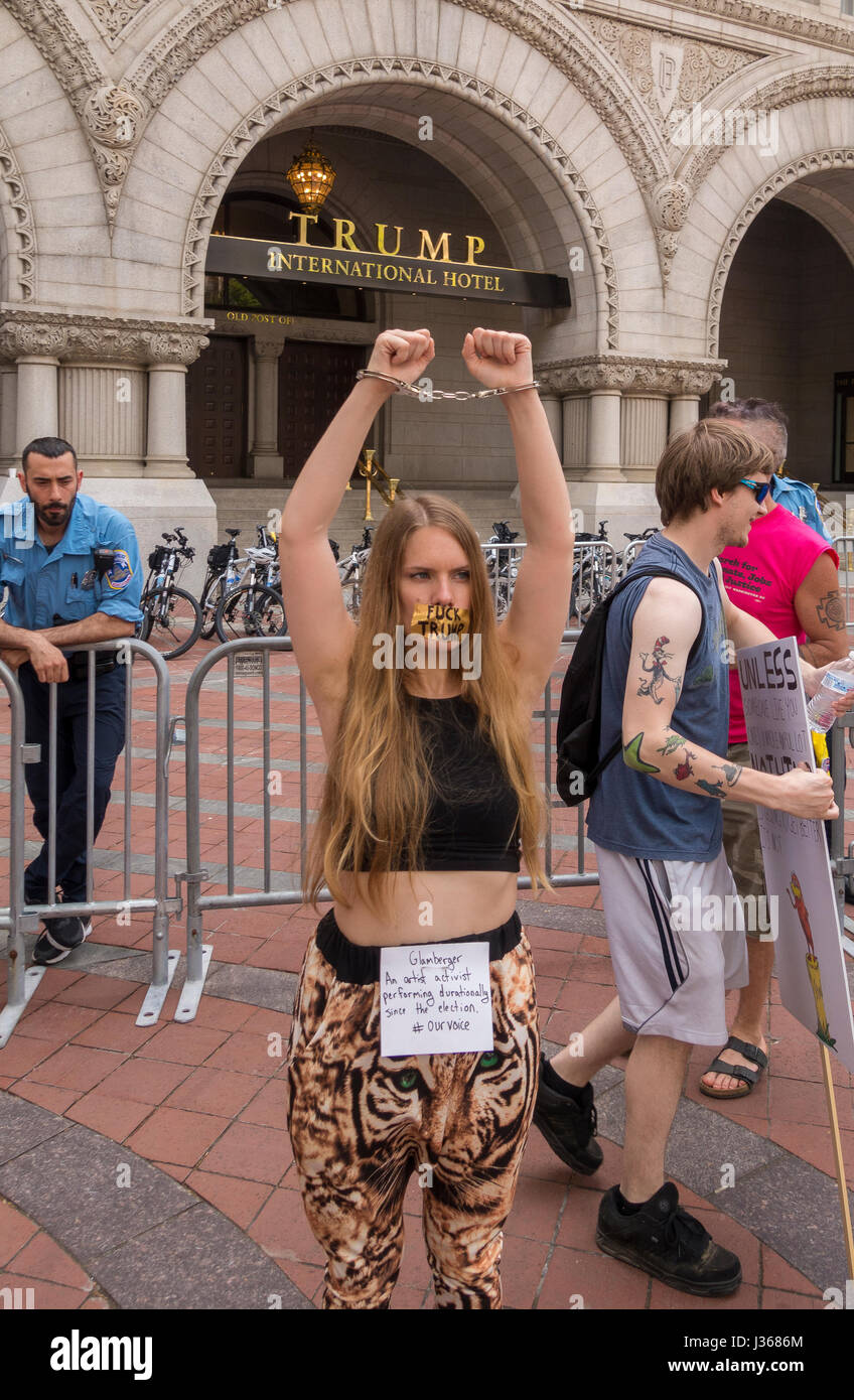 WASHINGTON, DC, USA - Climate March Demonstranten protestieren, im Trump International Hotel Pennsyvania Avenue. Stockfoto
