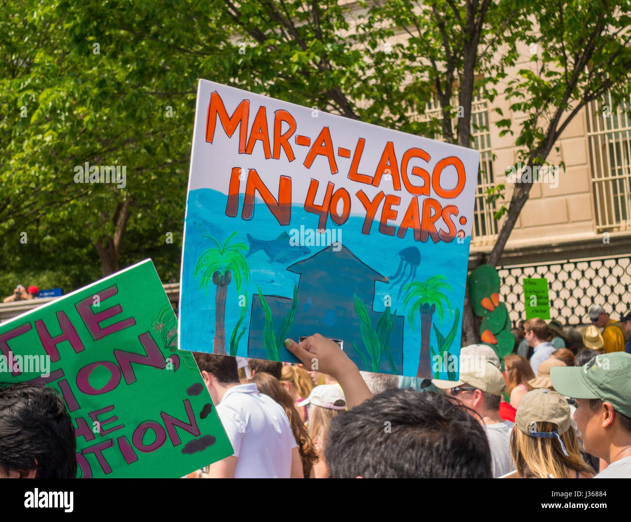 WASHINGTON, DC, USA - Climate March Demonstranten protestieren, Mar-a-Lago Zeichen. Stockfoto