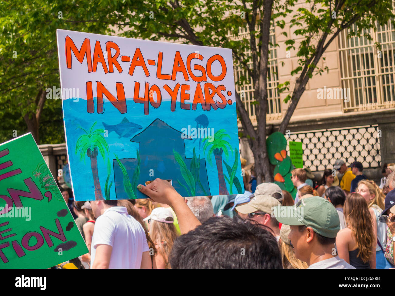 WASHINGTON, DC, USA - Climate March Demonstranten protestieren, Mar-a-Lago Zeichen. Stockfoto