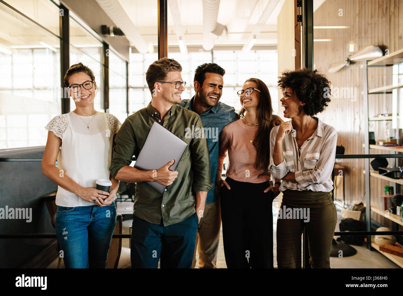 Porträt des erfolgreichen Business-Team zusammenstehen und lächelnd. Multi-ethnischen Geschäftsleute beim Start. Stockfoto