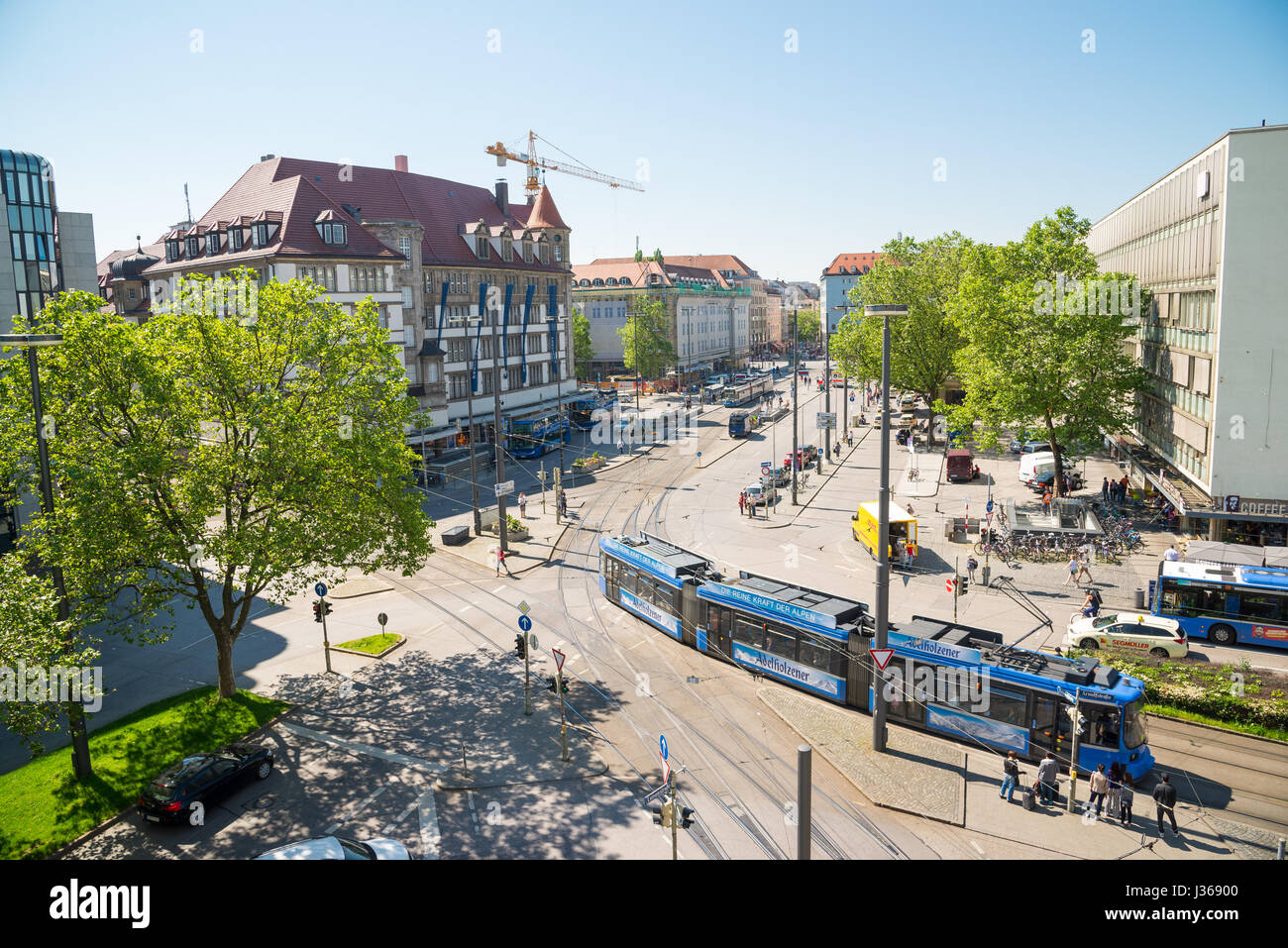 München, Deutschland - 7. Juni 2016: Städtisches Motiv mit Straßenbahn auf der Straße in München, Deutschland Stockfoto