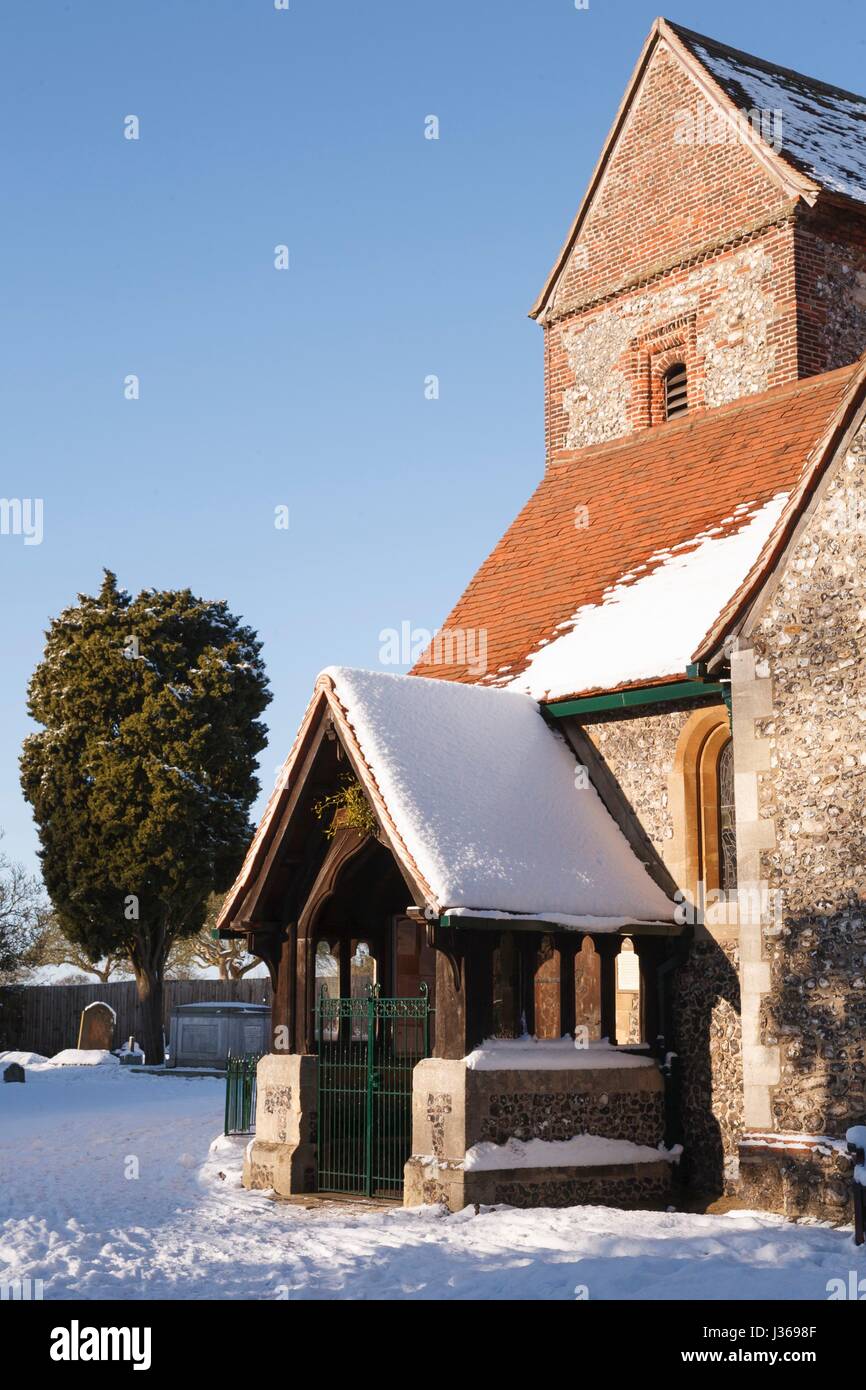 Alte englische Kirche im Winter mit Schnee bedeckt Stockfoto