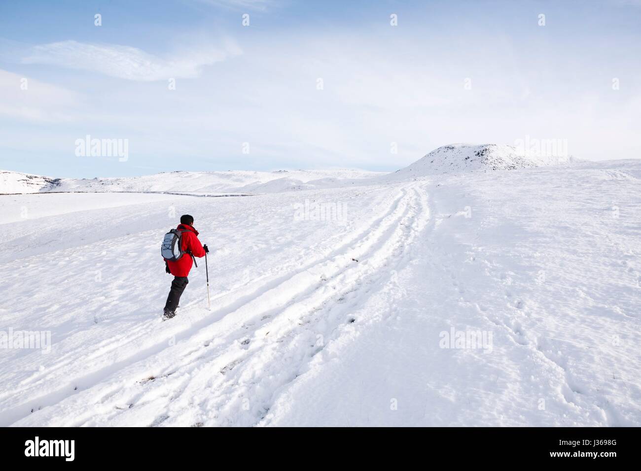 Frau, Wandern im Schnee, Peak District, Derbyshire, UK Stockfoto