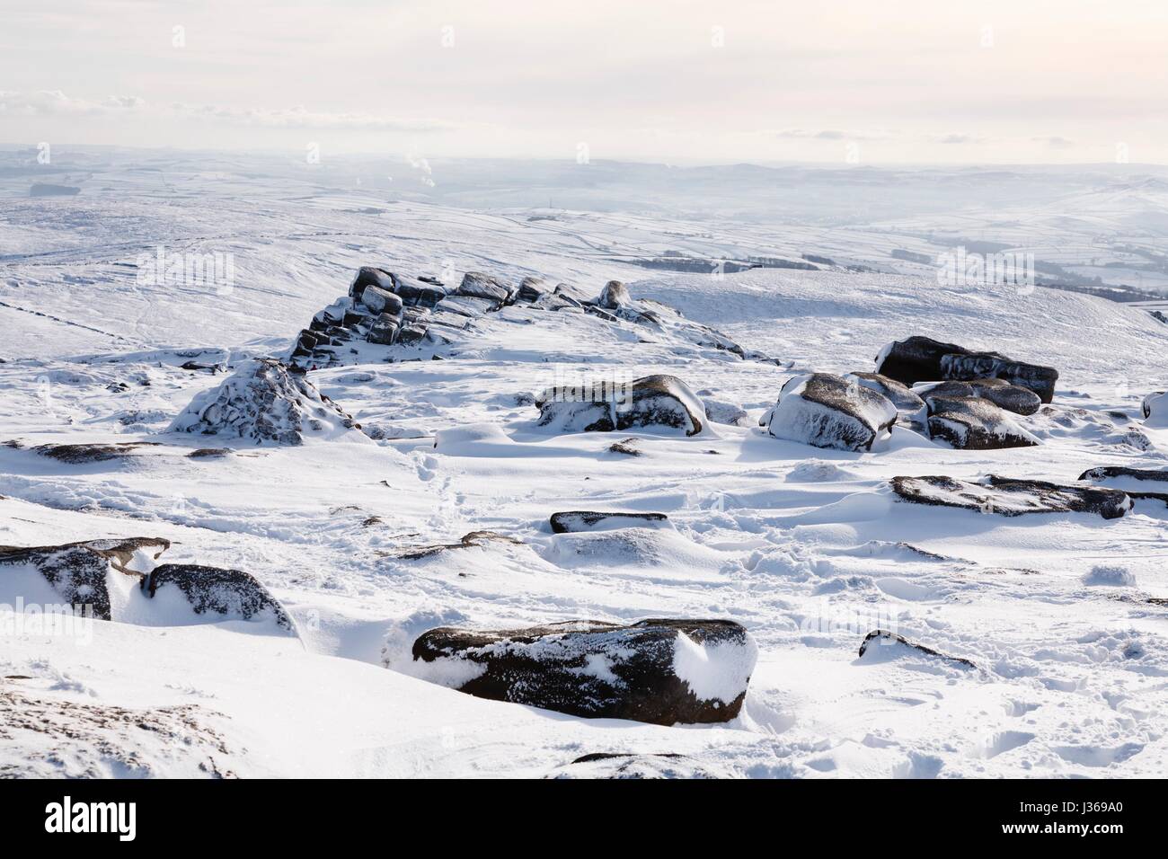 Schneebedeckte Berge im Winter in englischen Landschaft, Peak District, Derbyshire, UK Stockfoto