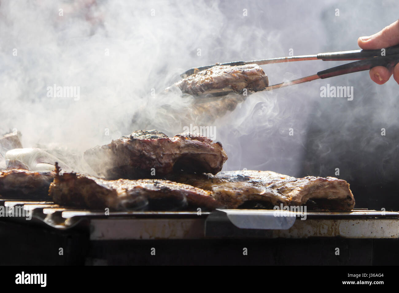 Gegrillte Rippchen auf dem grill Stockfoto