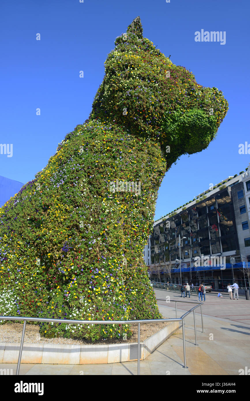 Welpen-Skulptur von Jeff Koons auf das Guggenheim-Museum Bilbao ist ein Museum für moderne und zeitgenössische Kunst, kanadisch-amerikanischen Architekten Fran Stockfoto