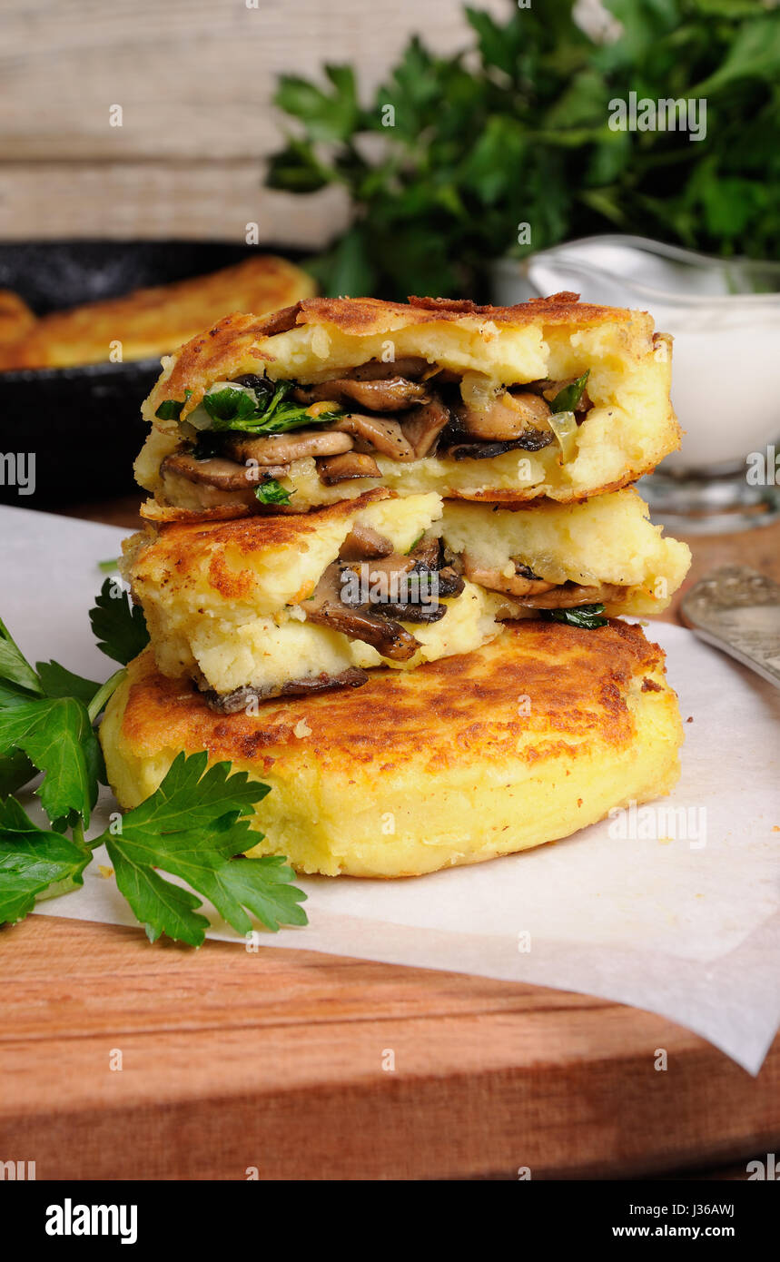 Kartoffel Kuchen (Herd) gefüllte Champignons mit Kräuter der Tabelle Stockfoto
