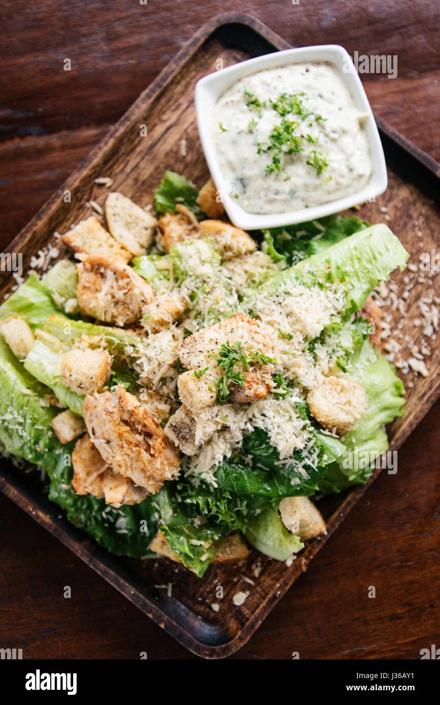 Legen Sie klassische berühmten Caesar-Salat mit Sahne-dip Stockfoto