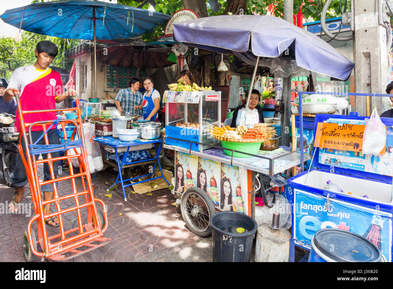 Typische Seitenstraße mit Straße Imbissstände in Chinatown, Bangkok, Thailand Stockfoto