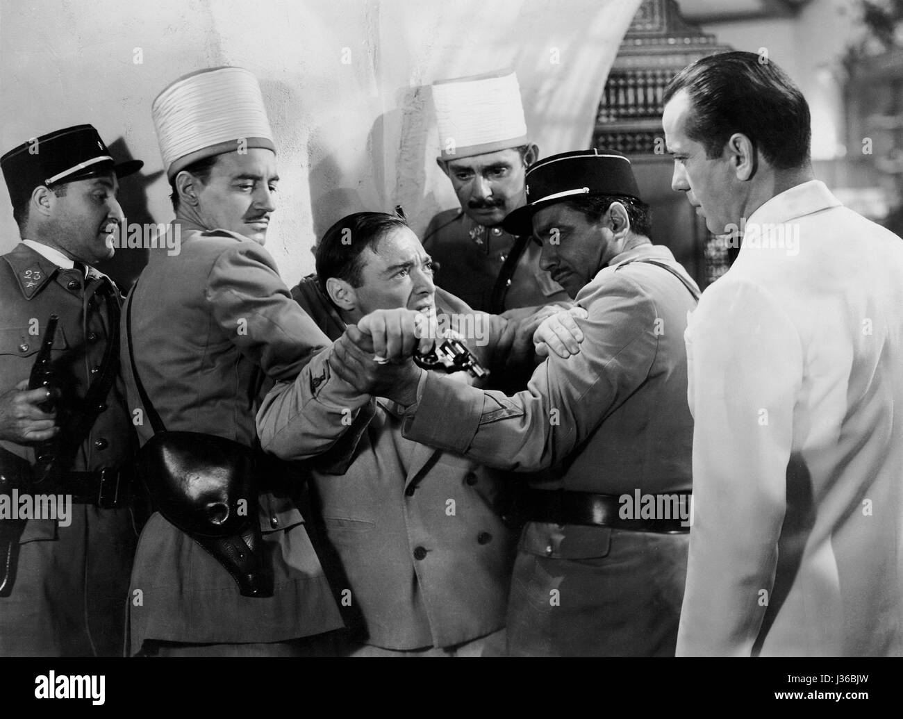 Casablanca-Jahr: USA 1942 Humphrey Bogart Regie: Michael Curtiz.  Es ist verboten, das Foto aus dem Kontext der Promotion des Films zu reproduzieren. Es muss die Filmgesellschaft und/oder der Fotograf von zugewiesen oder von autorisierten / erlaubt am Set von der Filmgesellschaft gutgeschrieben werden. Nur für redaktionelle Nutzung. Photo12 gewährt keine Persönlichkeitsrechte der Personen vertreten. Stockfoto
