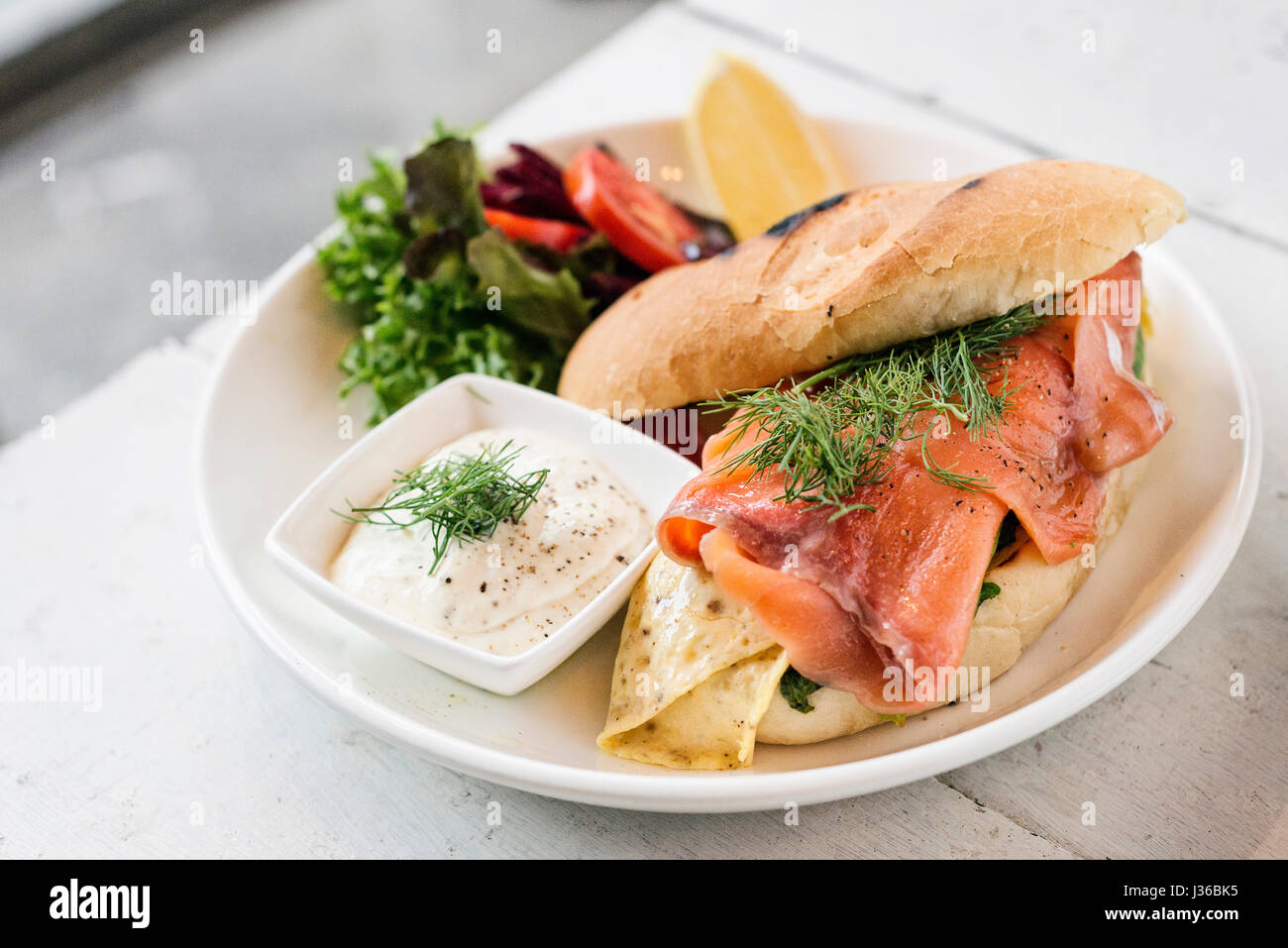 skandinavische gesunde frisches geräuchertes Lachses Sandwich mit Ei und saurer Sahne set Mahlzeit Stockfoto