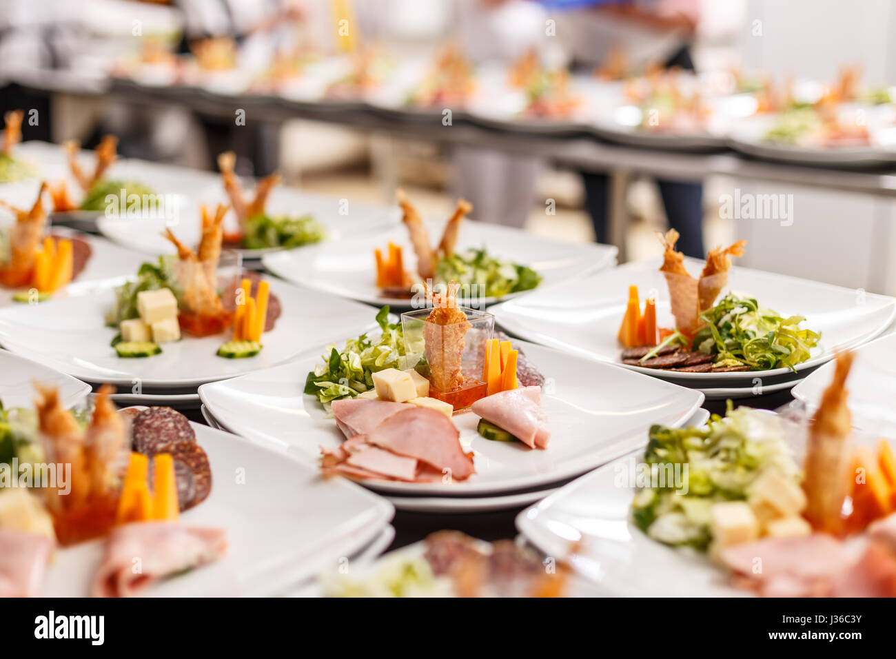Essen-Buffet im Luxusrestaurant, viel Vorspeise Teller Stockfoto