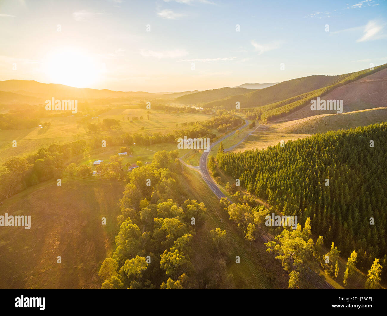 Schöner Sonnenuntergang über Great Alpine Road - Luftbild. Victoria, Australien Stockfoto