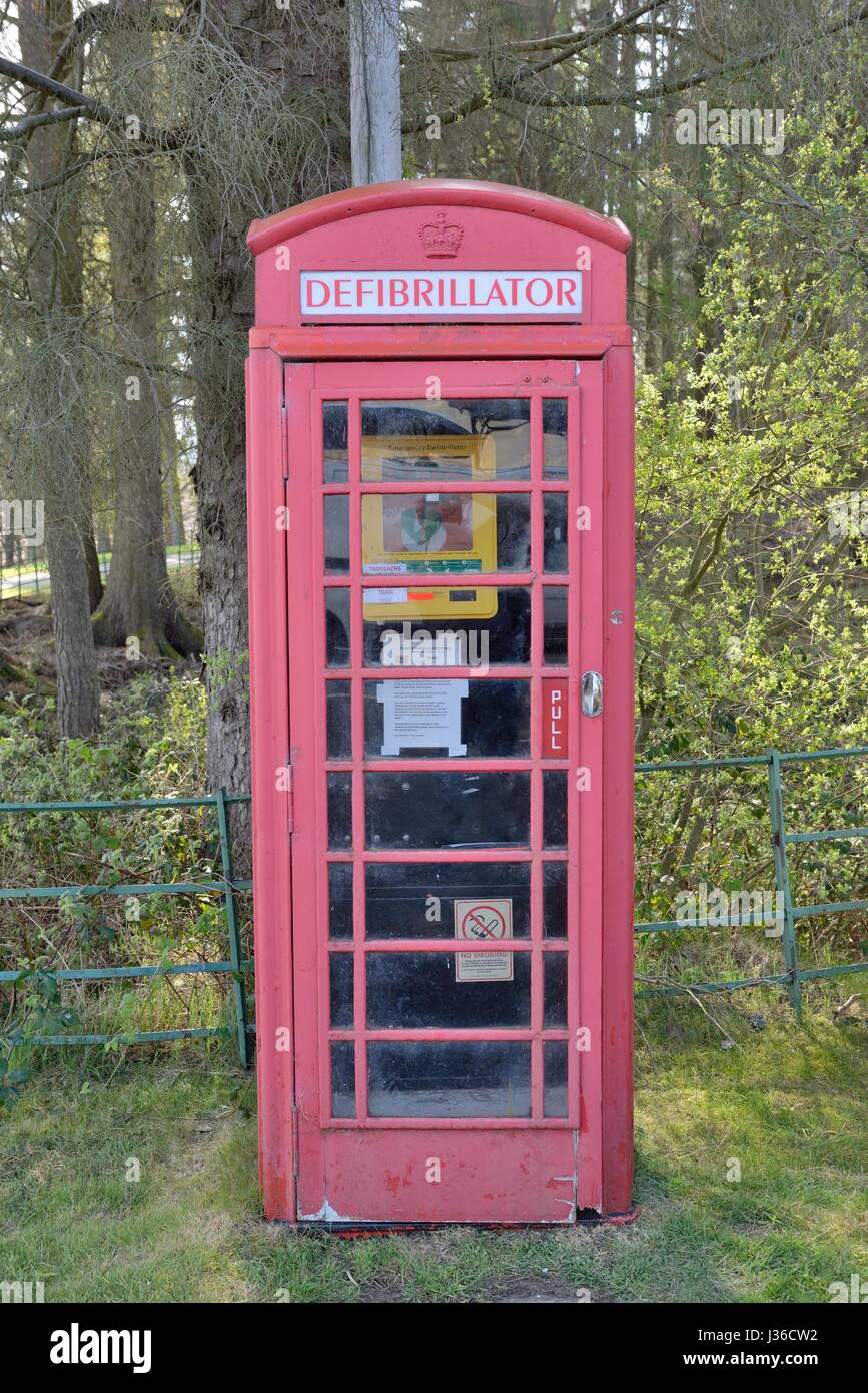 Eine alte BT Telefonzelle jetzt Gehäuse eines Notfall Defibrillators für die öffentliche Nutzung an einem abgelegenen Ort in Schottland, Großbritannien Stockfoto