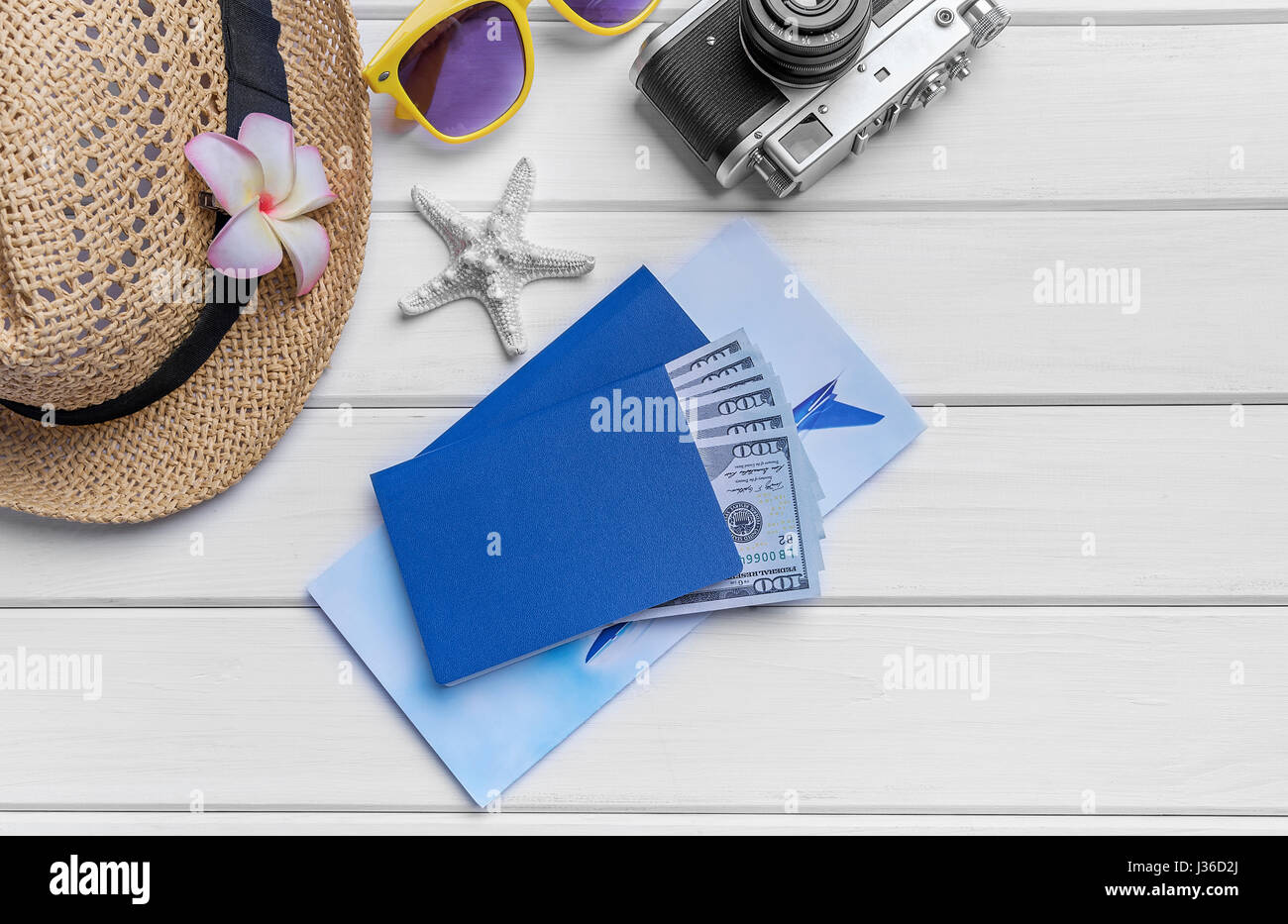 Reisepass, Geld und Tickets für den Rest. Stillleben des Reisenden. Stockfoto