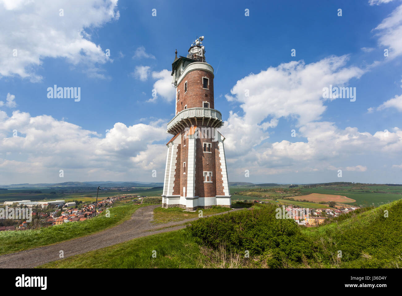 Schillers Aussichtsturm wurde 1905 über dem Dorf Kryry, Nordböhmen, Tschechien, Europa errichtet Stockfoto