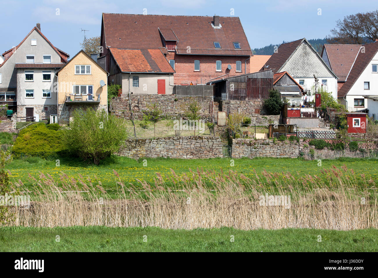 Rückseite der Häuser an den Ufern des Flusses Weser, Bodenfelde, Bezirk von Northeim, Niedersachsen, Deutschland Stockfoto