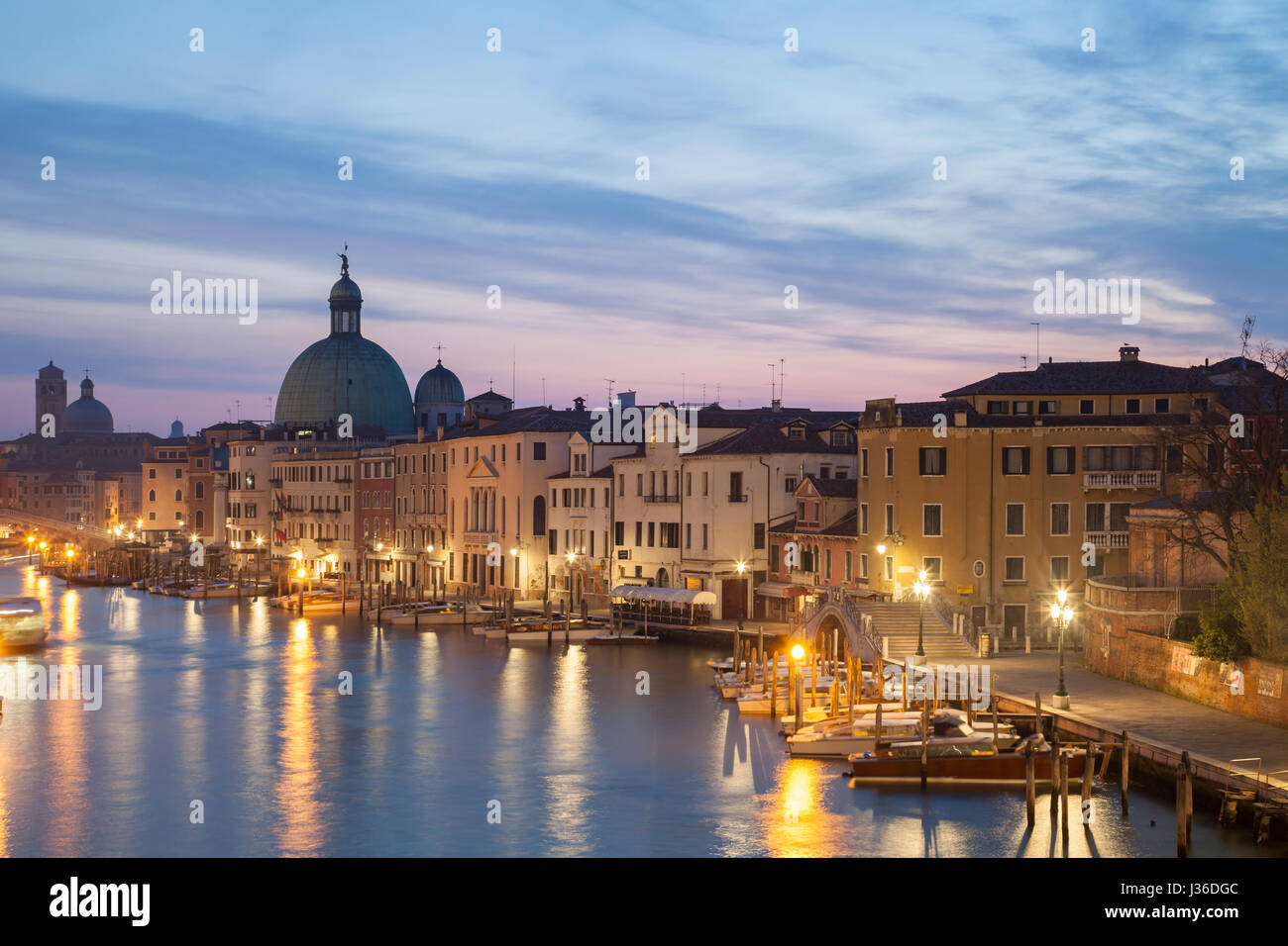 Morgendämmerung am Canale Grande in Venedig. San Simeone Piccolo Kirchenkuppel im Viertel Santa Croce Webstühle in der Ferne. Stockfoto