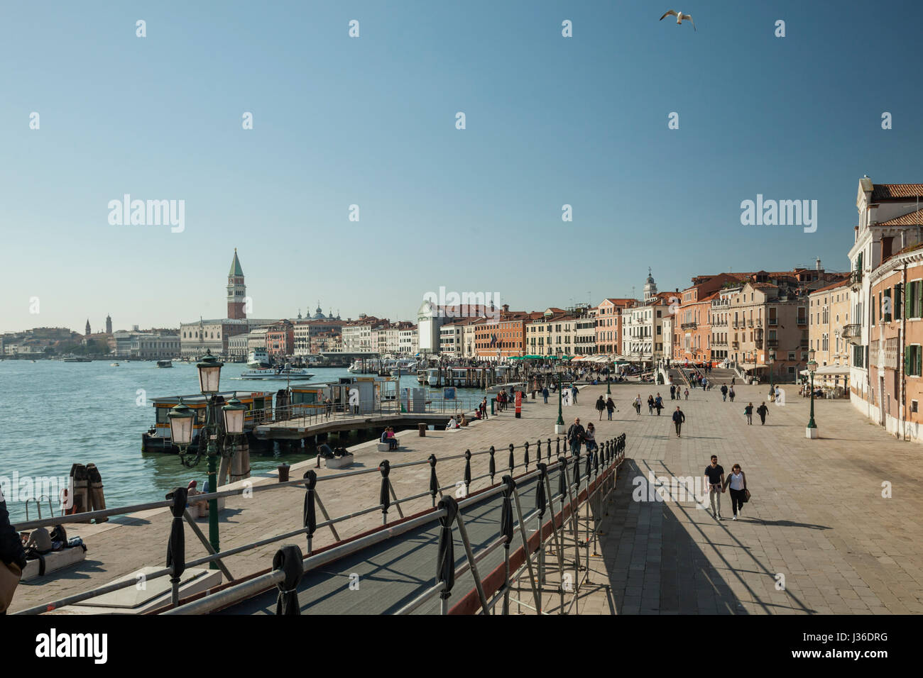 Die Skyline von Stadtteil Castello in Venedig. Campanile di San Marco in der Ferne. Stockfoto