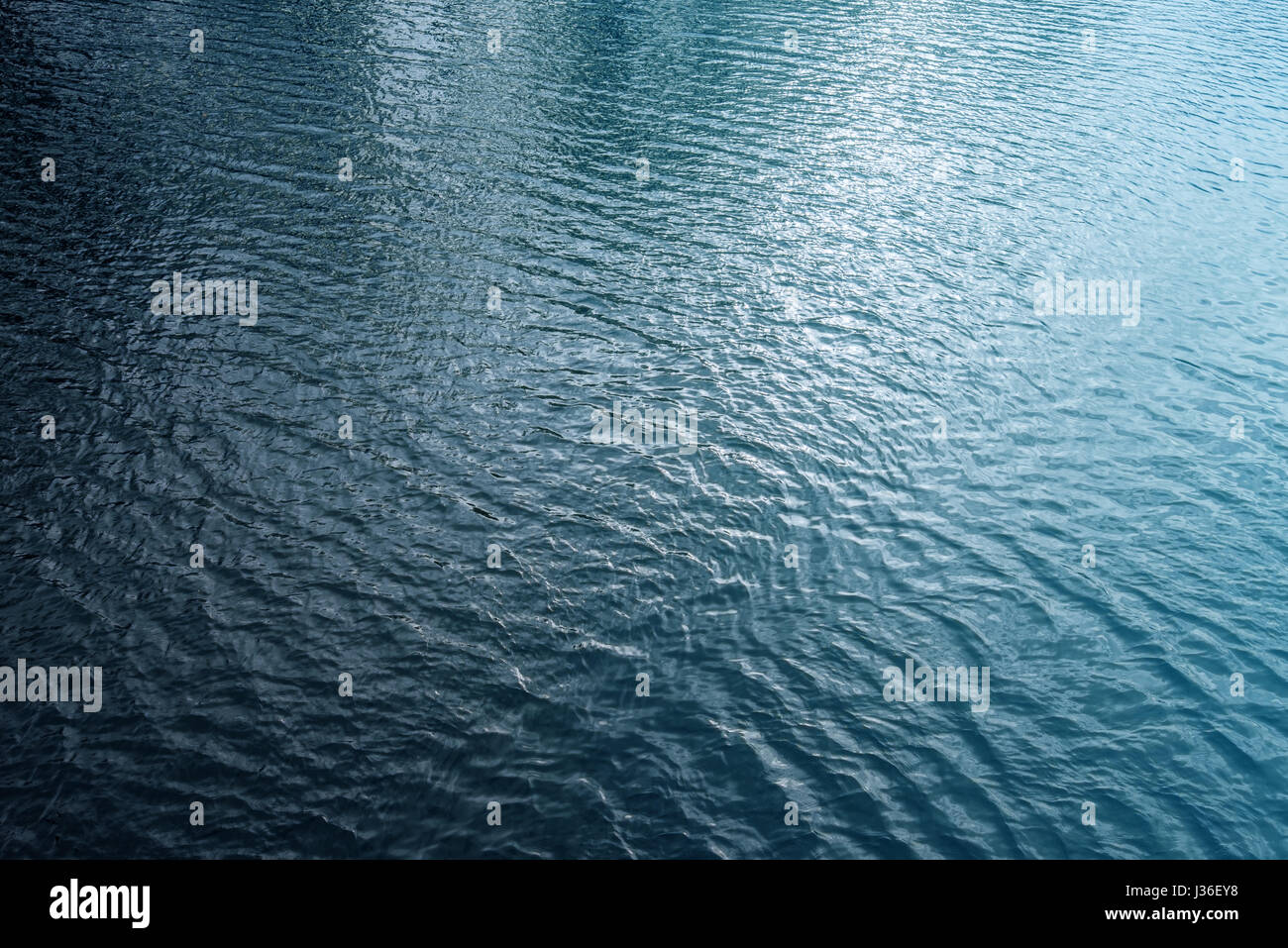 Wasseroberfläche blauen Fluss, Blick von der Brücke Stockfoto