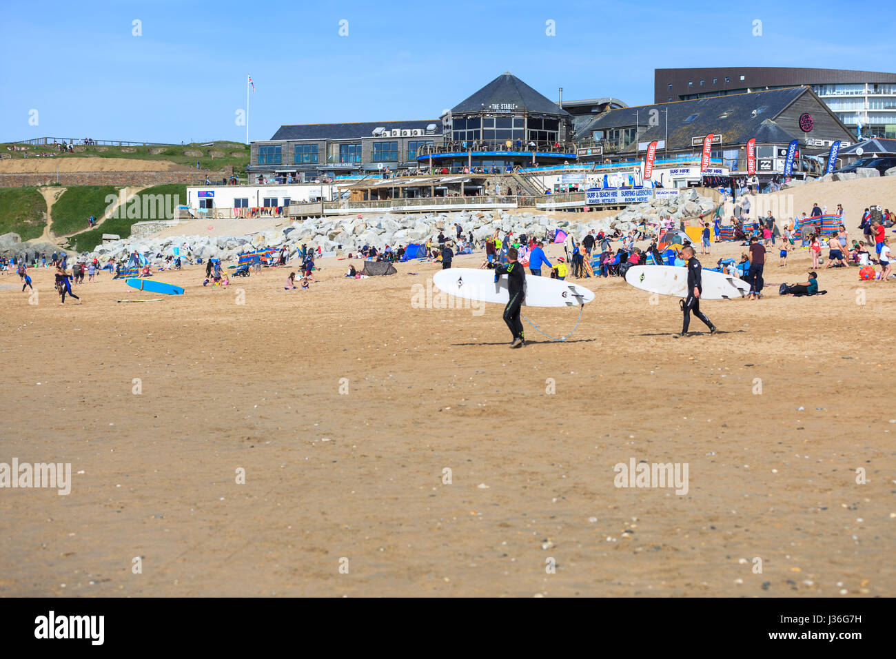 Newquay, Großbritannien. Strandurlauber geniessen Sie die Sonne auf einer hellen und sonnigen Frühling Nachmittag auf den Fistral Beach in Newquay. Stockfoto