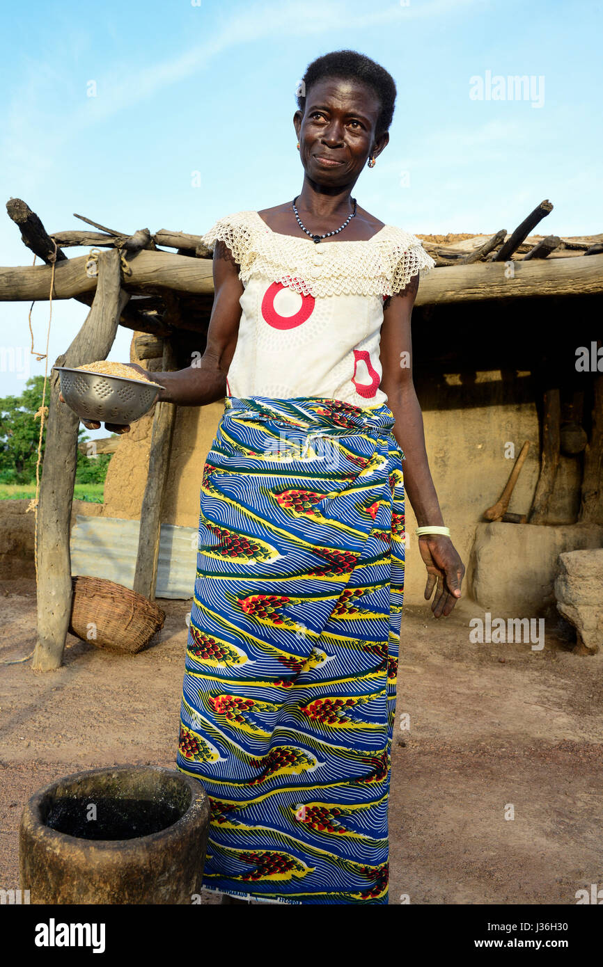 BURKINA FASO, Dano, Fondation Dreyer, Reis Landwirtschaft, Frau mit Reisschale / Reisanbau in Talauen, Frau des Reisbauern Somda Galip Auf Dachmarke Hof, Schale Mit Reis Stockfoto