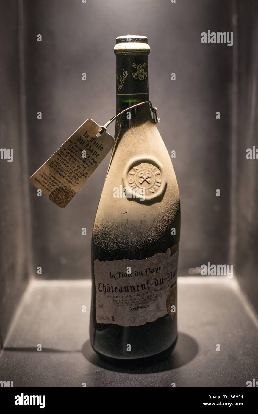 Alte Flasche Chateauneuf du Pape rot Wein Stockfoto