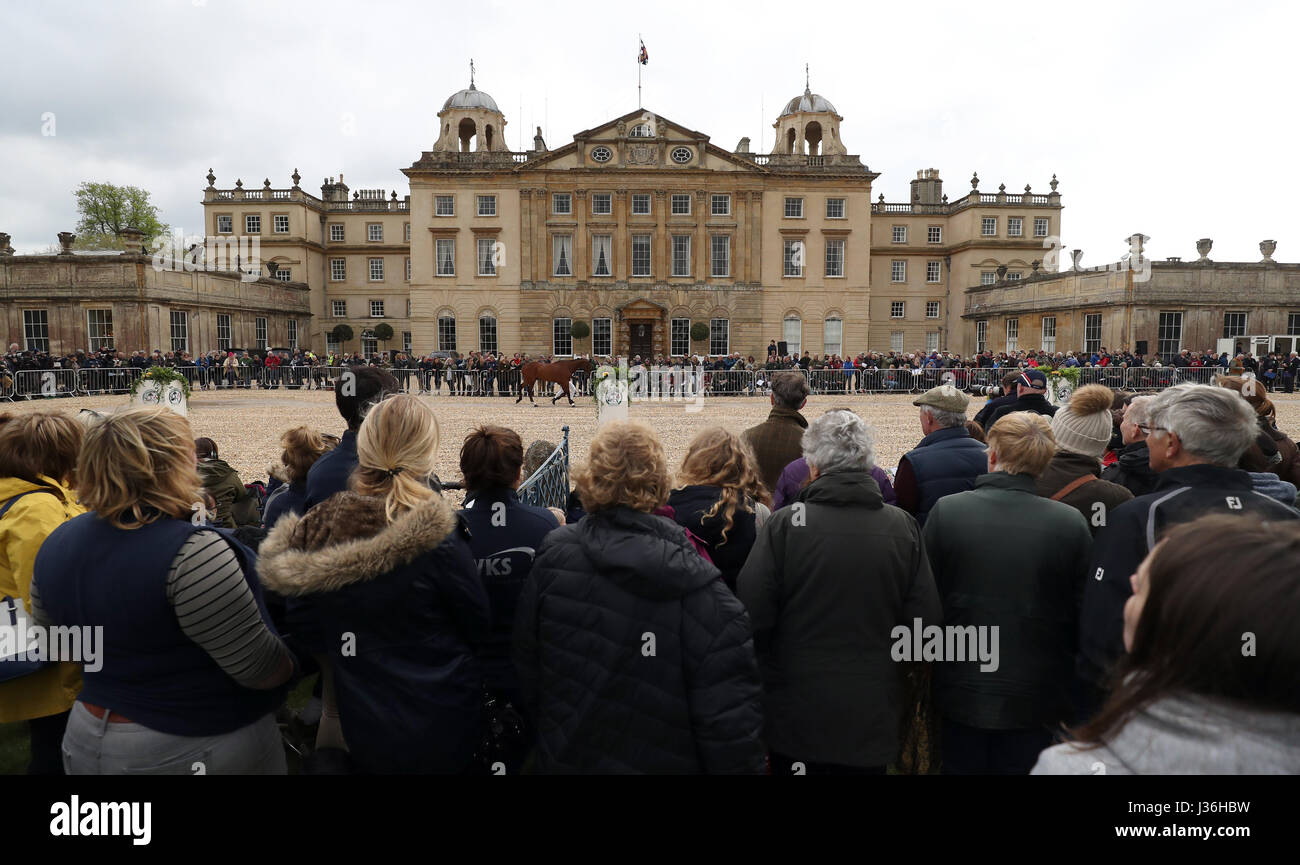 Mitglieder der Öffentlichkeit zusehen, wie große Birtain Imogen Murray, Ivar Gooden während der ersten Pferd Inspektion während der Tag eines 2017 Badminton Horse Trials führt. Stockfoto