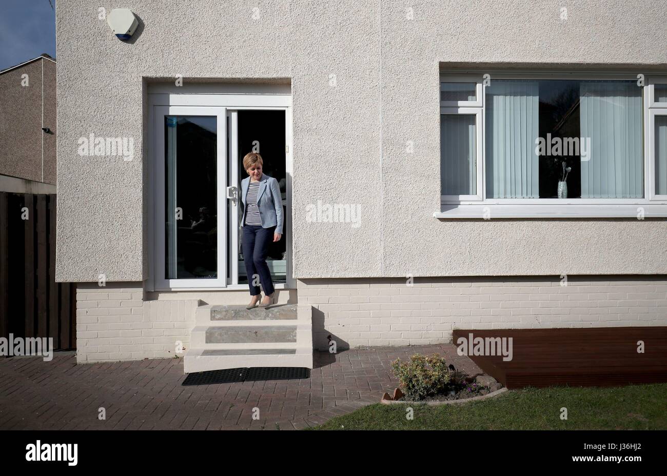 Erster Minister und SNP Staatschef Nicola Sturgeon Werbetätigkeit in Toryglen, Glasgow, vor Kommunalwahlen am Donnerstag. Stockfoto