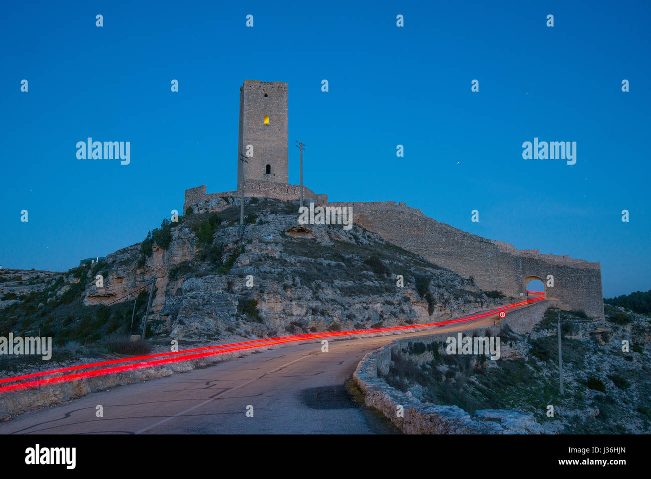 Die Ruinen der mittelalterlichen Turm und Rotlicht Trail, Nachtansicht. Alarcon, Cuenca Provinz Castilla La Mancha, Spanien. Stockfoto