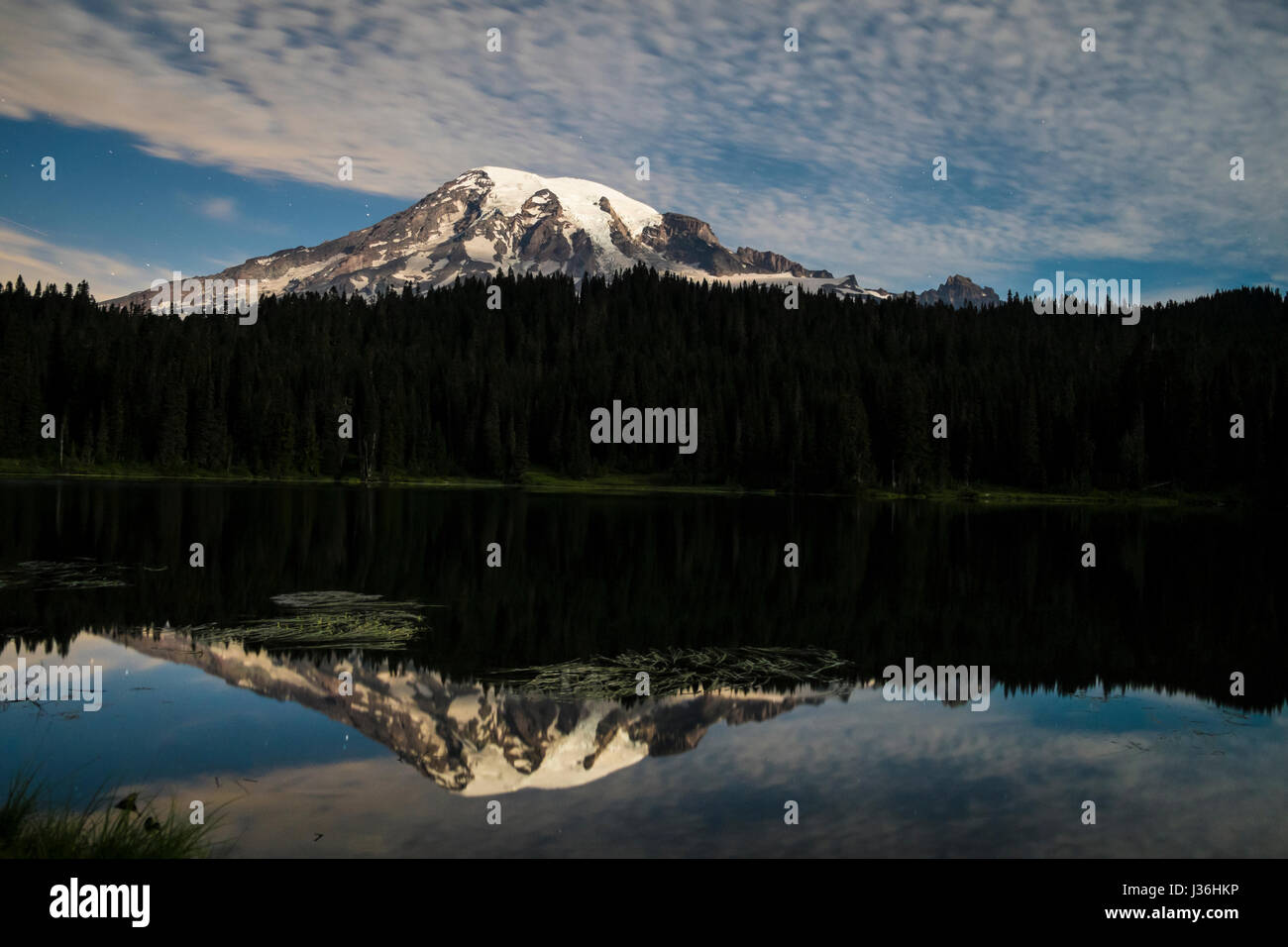 Mount Rainier in der Nacht, vom Mond beleuchtet spiegelt sich in einem See Stockfoto