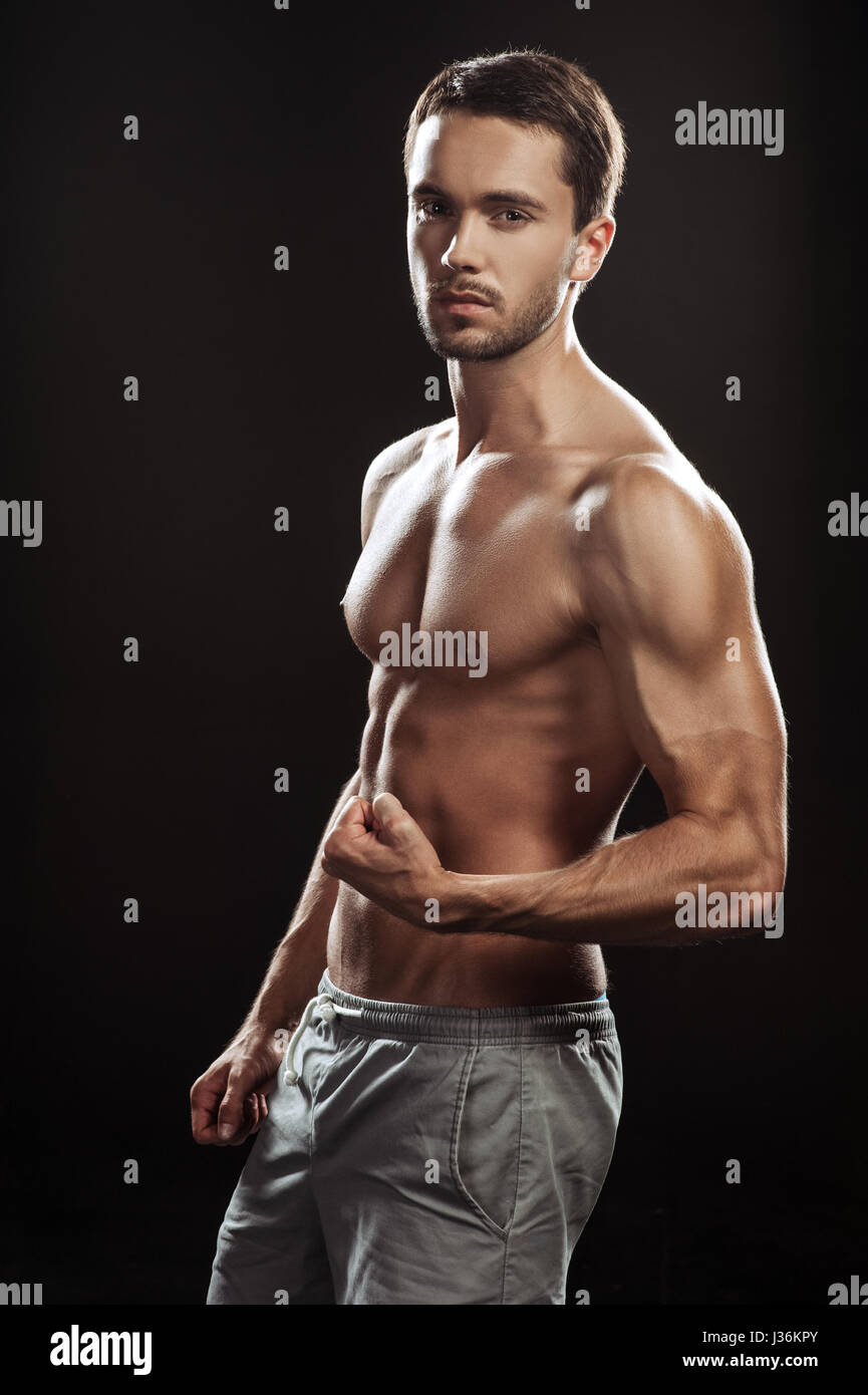 Junger Mann Athlet Muskel Korper Portrat Im Fitness Studio Stockfotografie Alamy