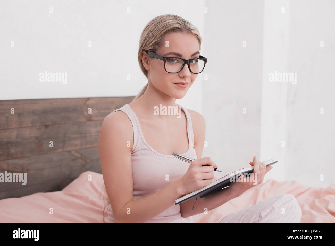 Junge Frau Taking Notes Konzept Stockfoto