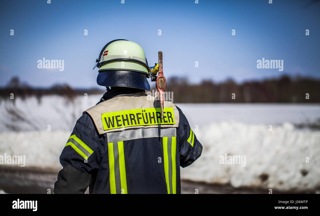 Feuerwehrmann im Einsatz im Freien mit einer Axt - HDR Stockfoto