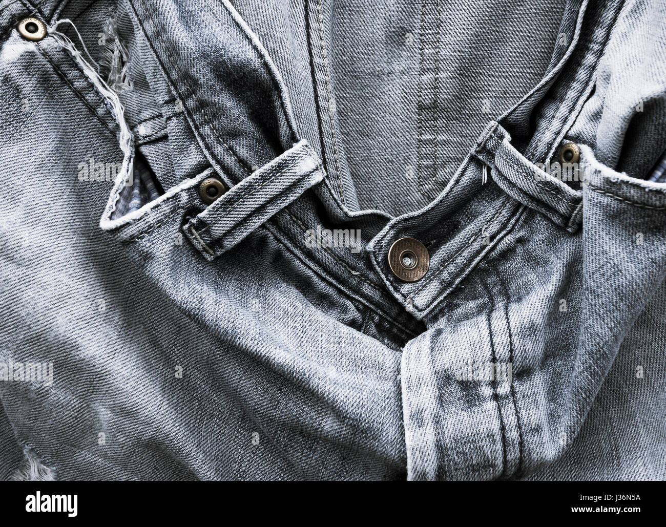 Faded Denim-Jeans auf der Wäscheleine Stockfoto