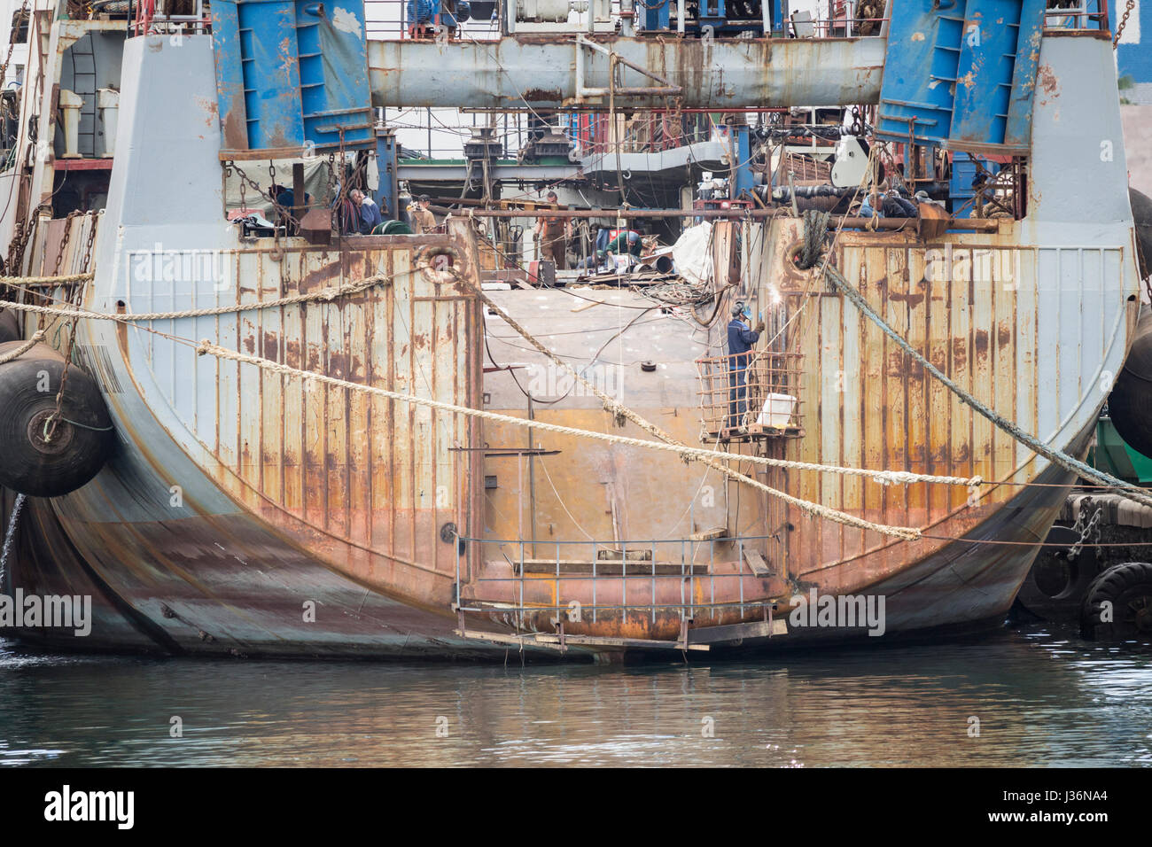 Crew Reparatur Rost russische Trawler im Hafen. Stockfoto