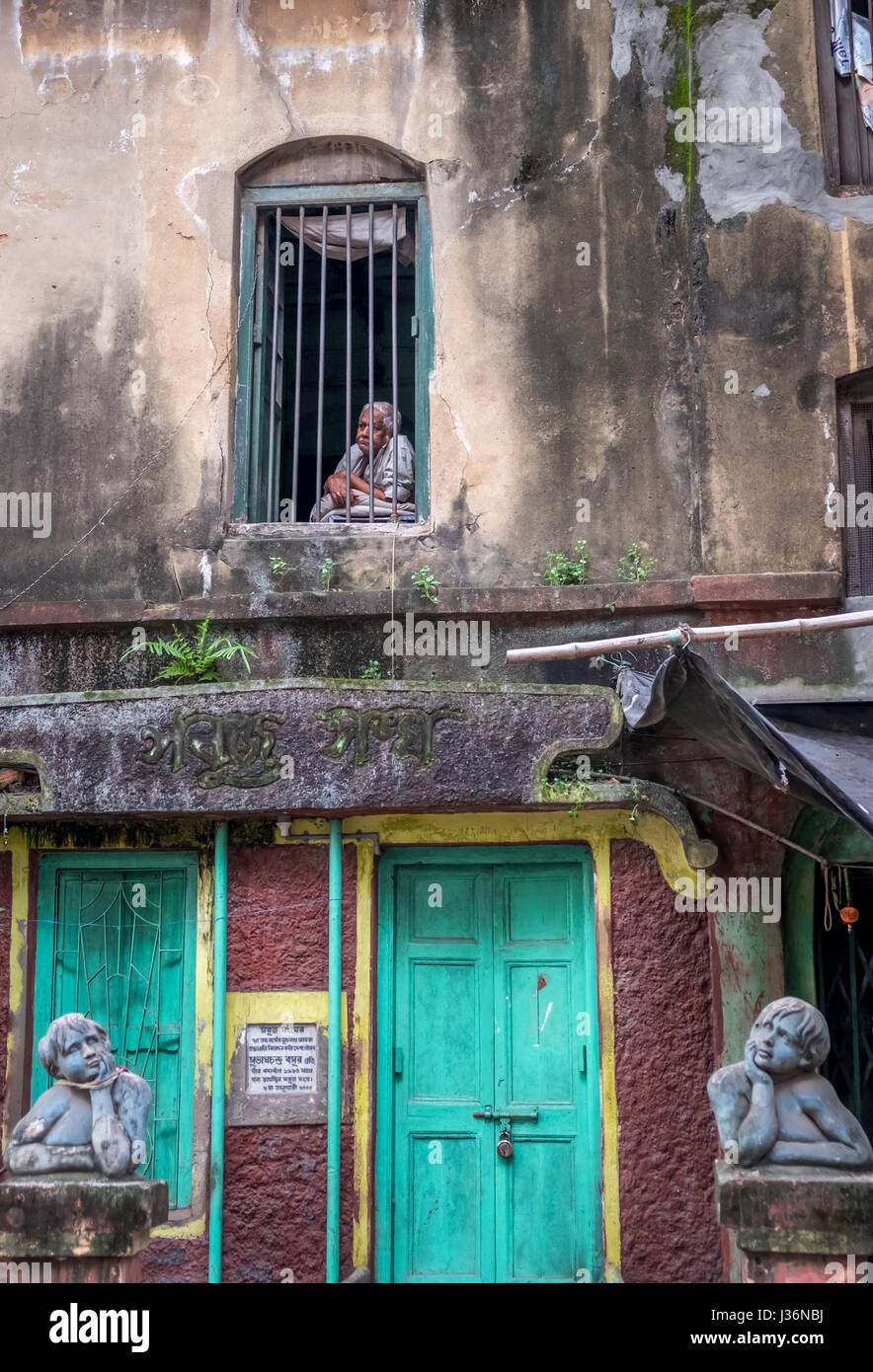 Alter Mann gerade vor seinem Haus Fenster in Kumartuli, der Töpfer-Kolonie von Kolkata, Indien Stockfoto Alter Mann gerade vor seinem Haus Fenster in Kumartuli, der Töpfer-Kolonie von Kolkata, Indien Stockfoto