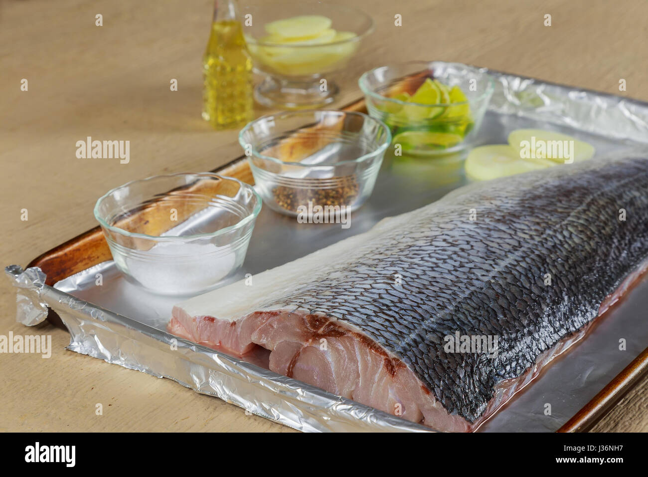 Lecker marinierte Filet Fisch mit Zitrone und Zwiebel Schale in den Ofen in Auflaufform