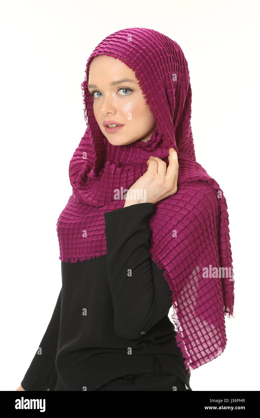 junge muslimische Frau mit Kopftuch Stockfoto