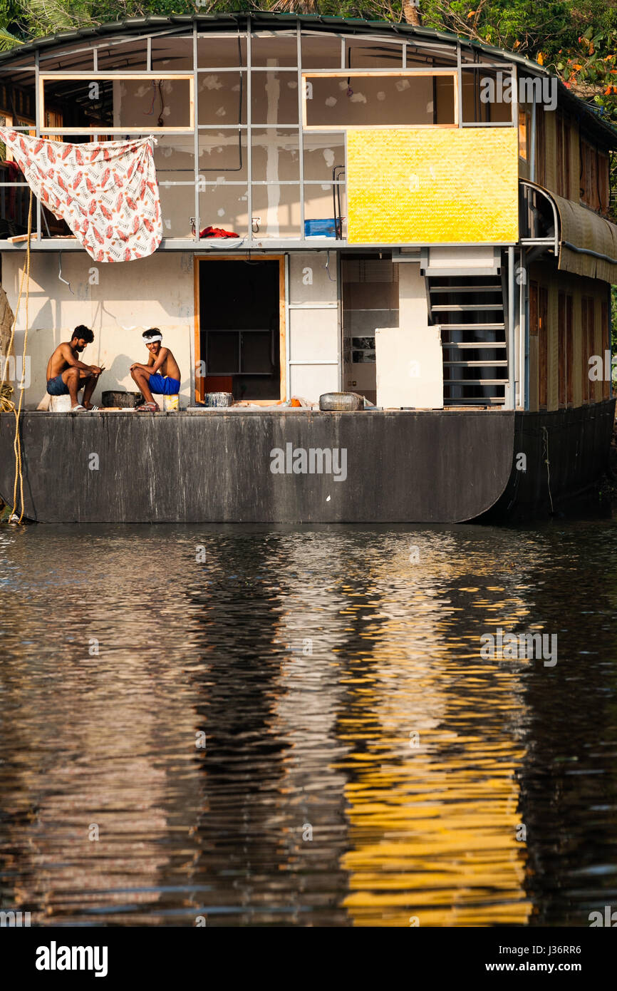 Arbeiten auf einem Hausboot Kerala, Indien Stockfoto