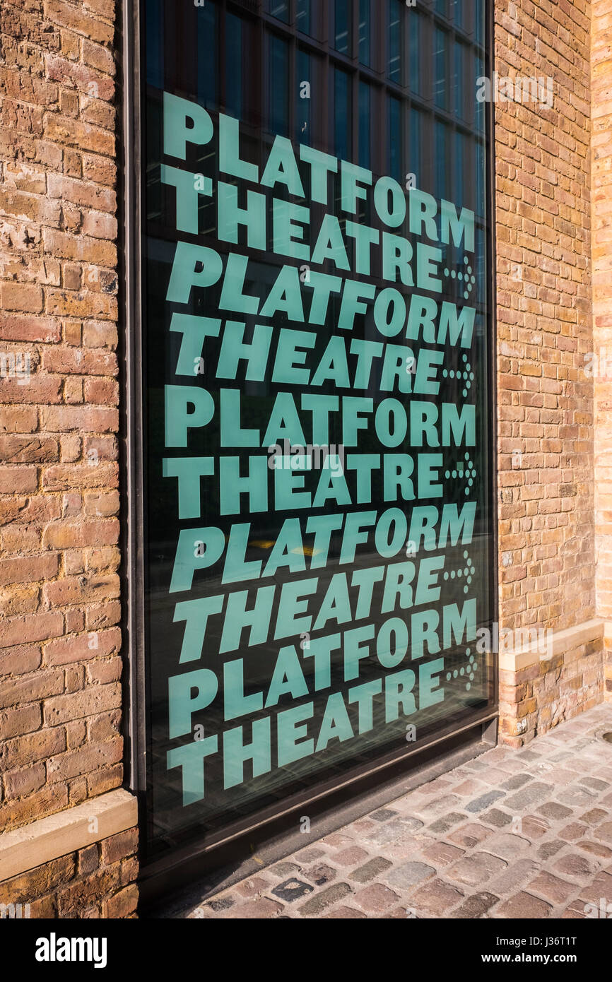Plattform-Theater befindet sich in der alten Eisenbahn-Schuppen von Kings Cross in Borough of Camden, London, England, Großbritannien Stockfoto