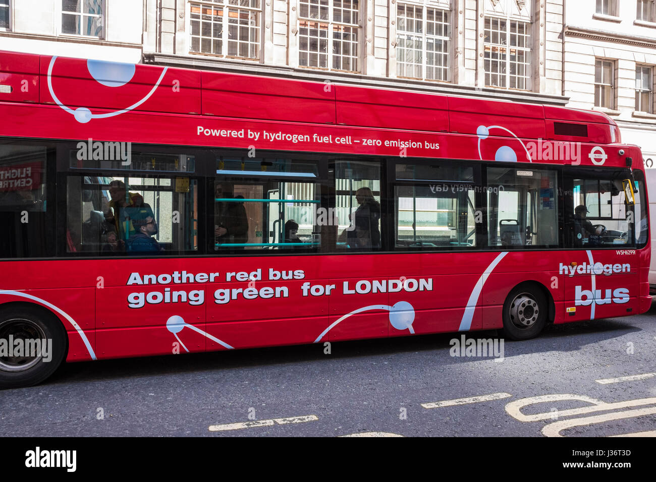 Rot-Wasserstoff-Bus durch die Stadt von London, England, U.K Stockfoto