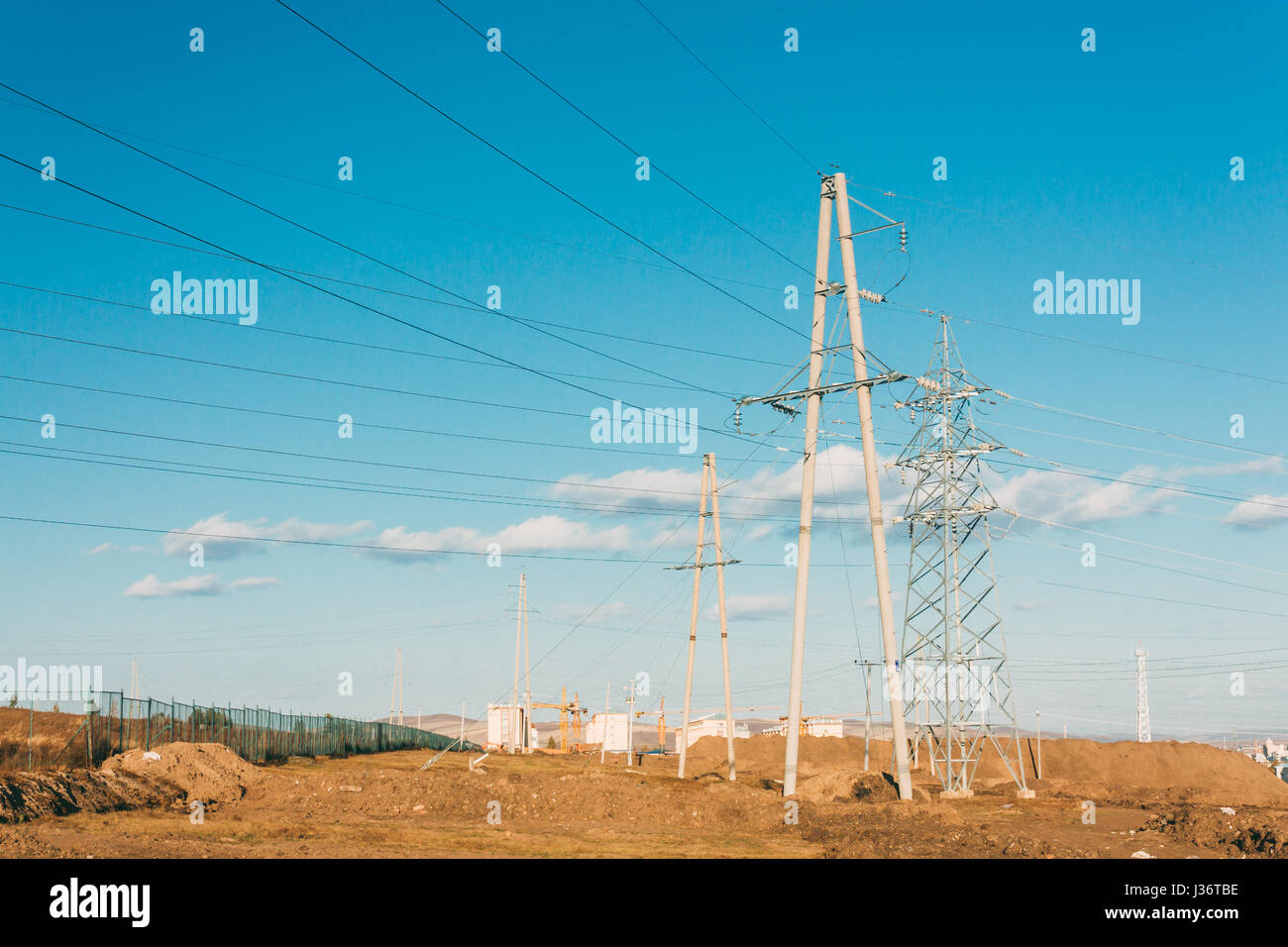 elektrische Energie Übertragung Pylon auf Grasland der Inneren Mongolei gegen blauen Himmel, China Stockfoto