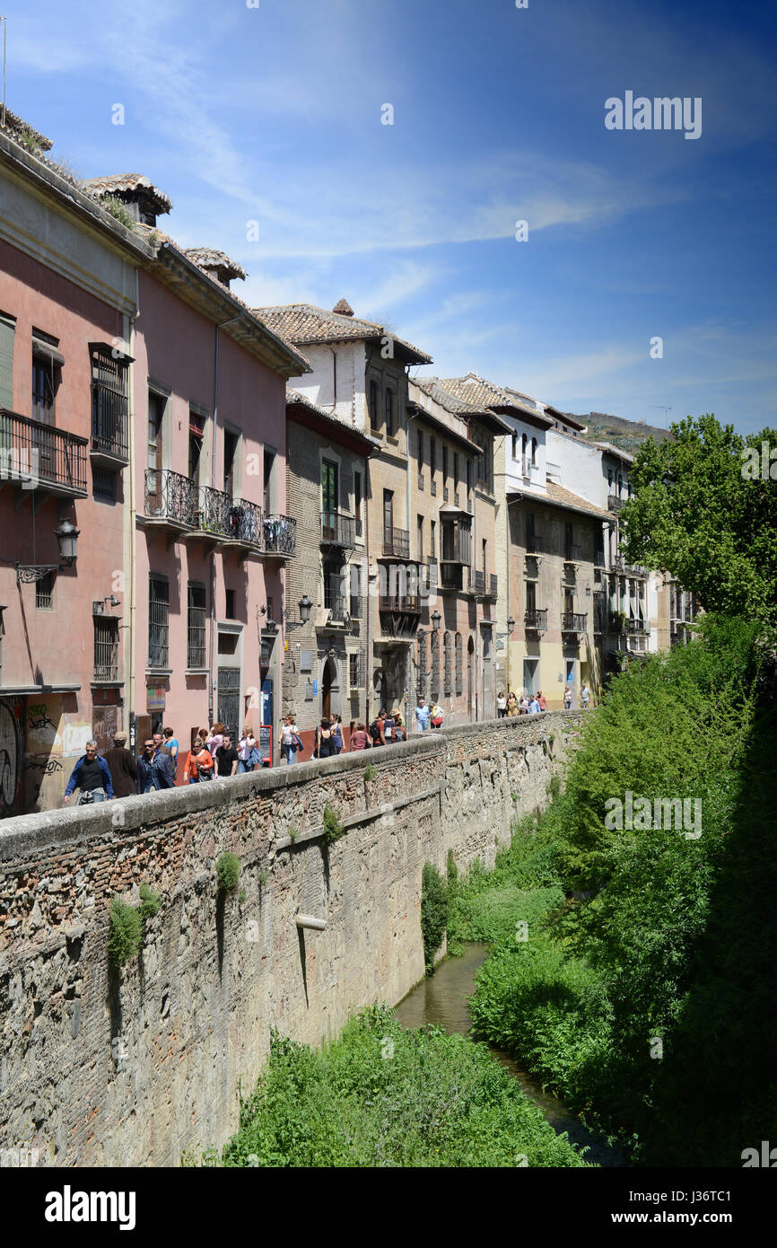 Gebäude und Menschen entlang des Flusses Darro in Granada, Spanien Stockfoto