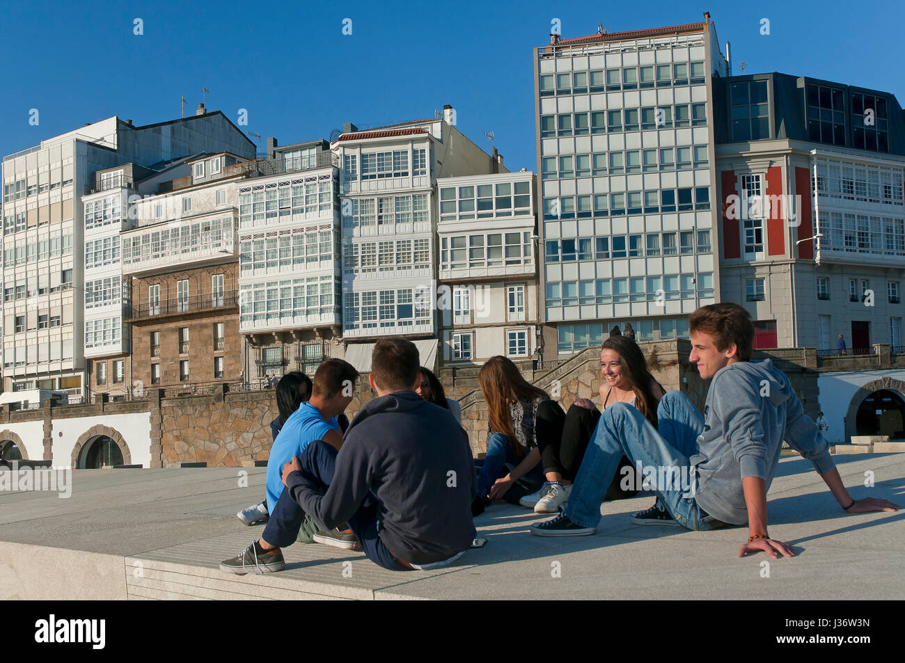 Gruppe von Jugendlichen neben dem Hafen, La Coruna, Region Galicien, Spanien, Europa Stockfoto