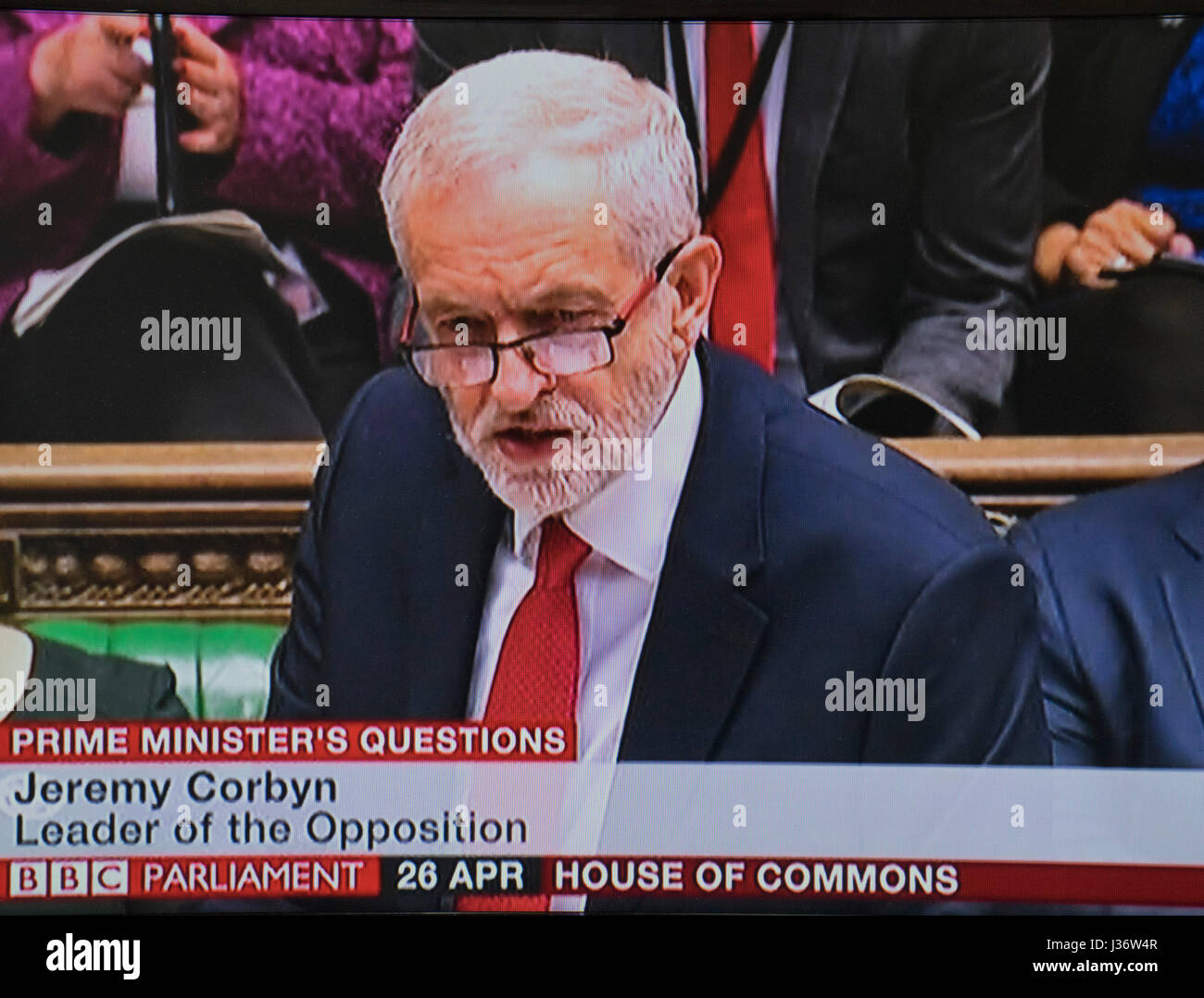 Führer der Opposition Jeremy Corbyn betrachtet im BBC Fernsehen während der letzten Premierminister Fragestunde vor britische allgemeine Wahl des 8. Juni 2017 Stockfoto