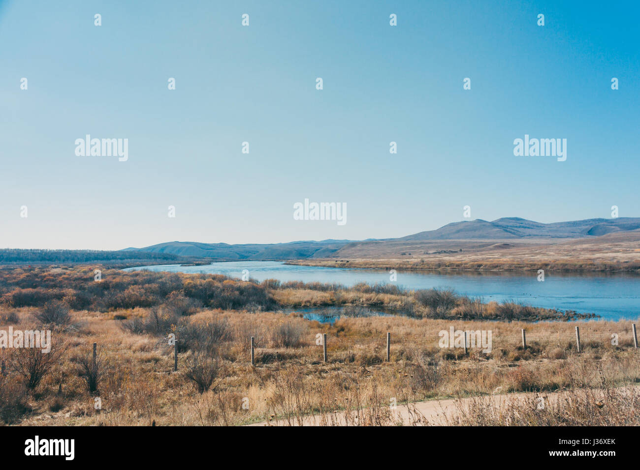 ein Berg-Landschaft mit einem Fluss, See im Wald in Inner Mongolia Hulunbeier Stockfoto