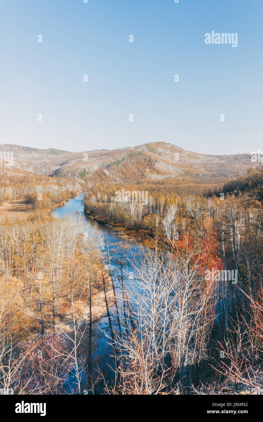 ein Berg-Landschaft mit einem Fluss, See im Wald in Inner Mongolia Hulunbeier Stockfoto