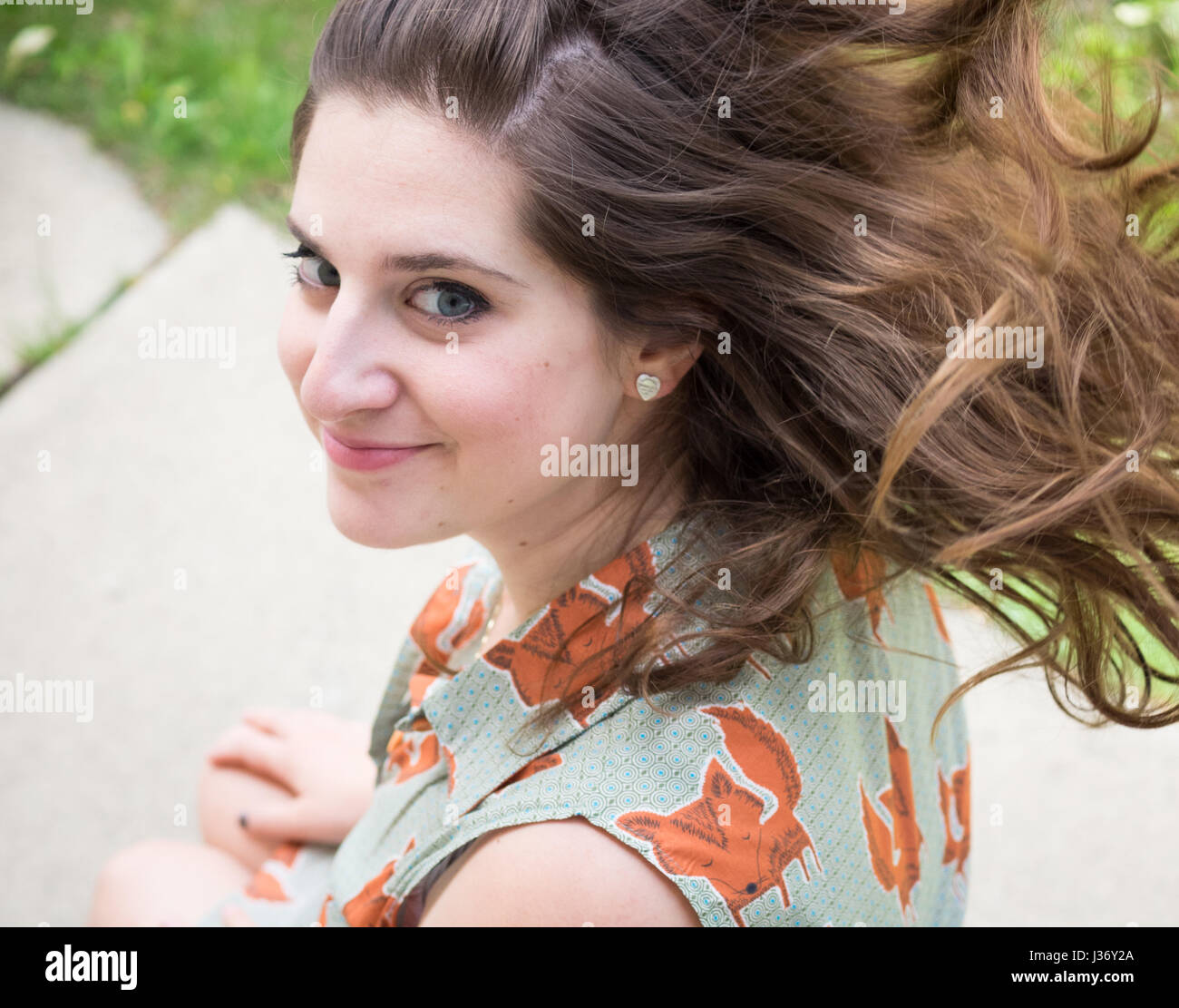 Eine schöne, wunderschöne Brünette Mädchen mit wehenden Haaren. Stockfoto
