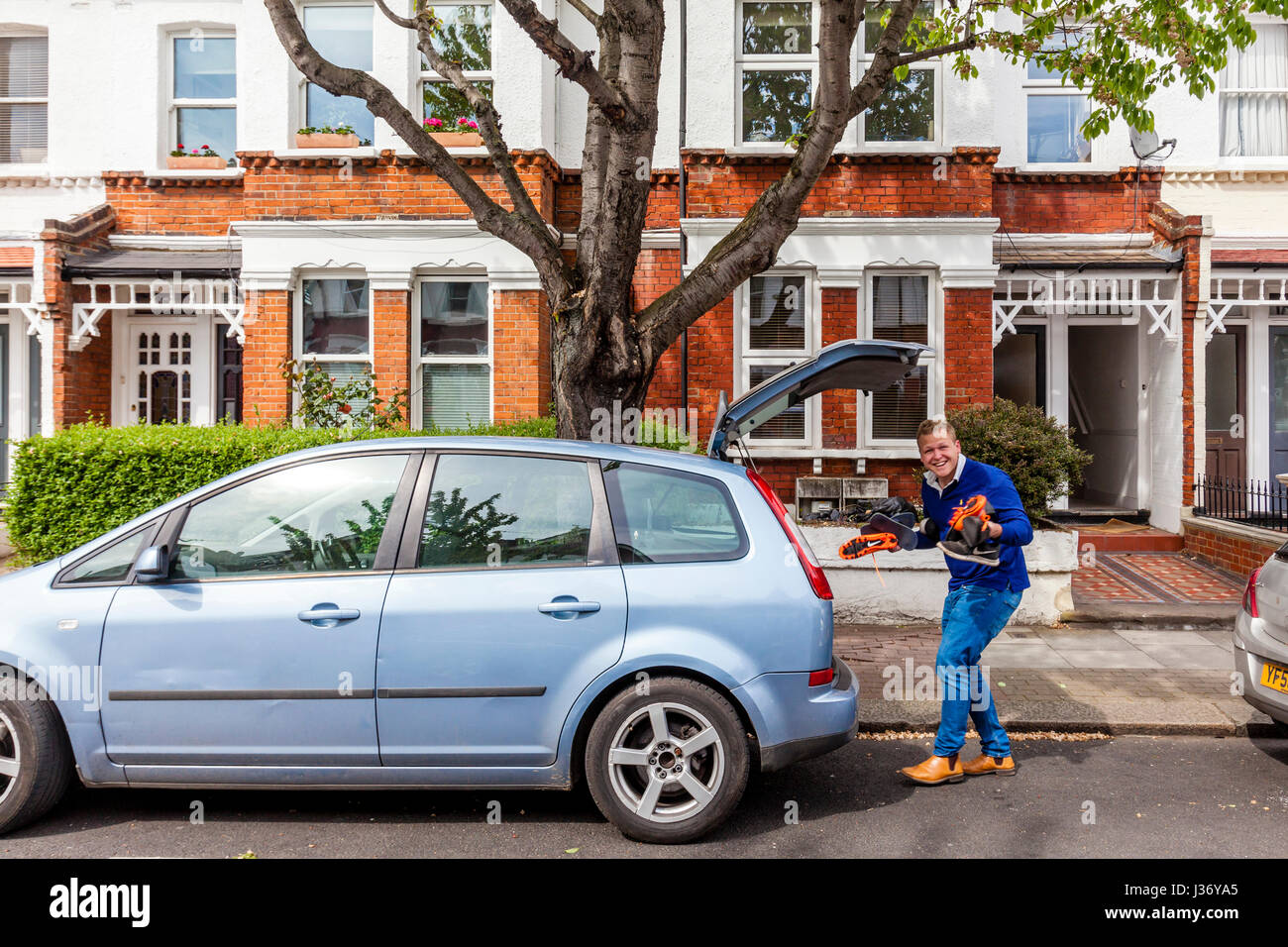 Ein junger Mann, Umzüge, London, England Stockfoto